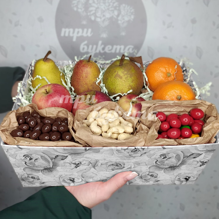 Коробочка с апельсинами, грушами и орешками