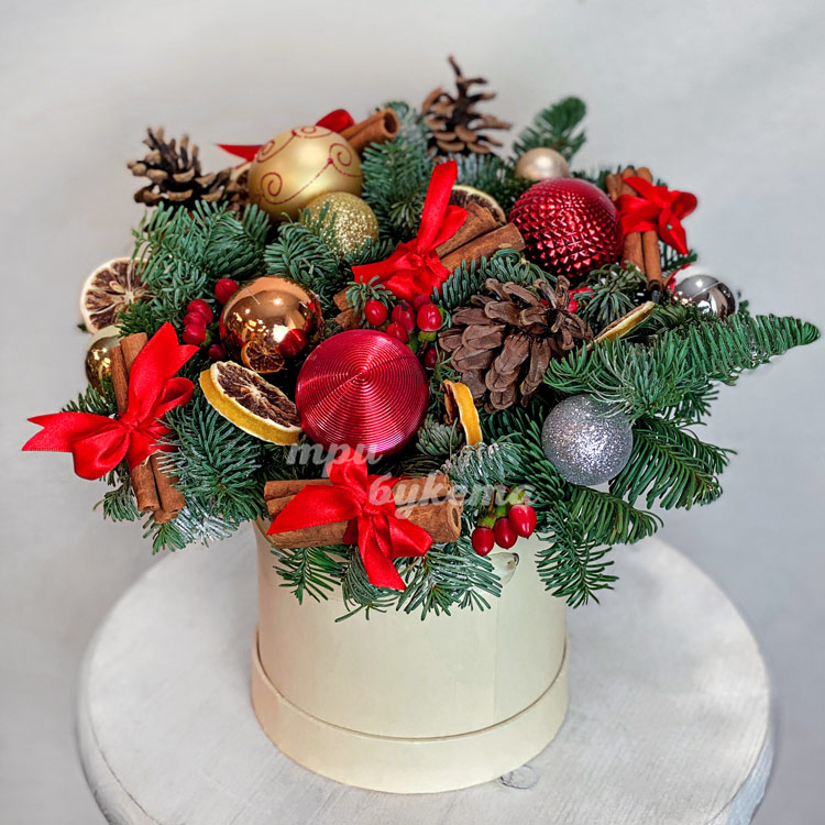 Новогодняя коробка из шишек