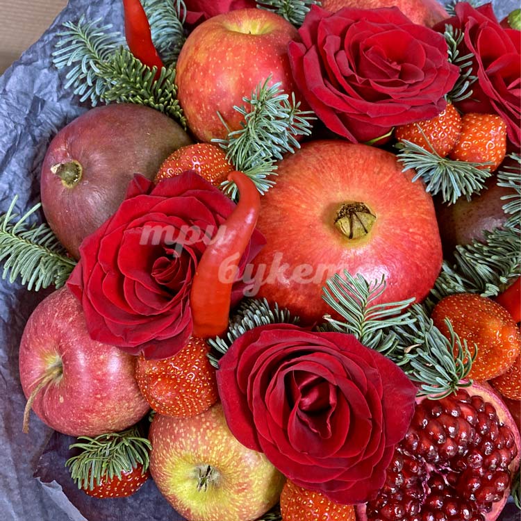 Букет из гранатов и манго (крупный план)