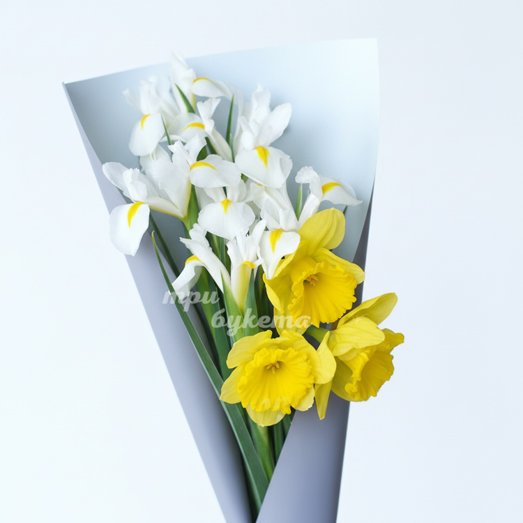 Букет из белых ирисов и нарциссов