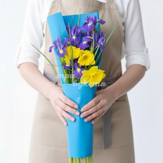 Букет из синих ирисов и нарциссов