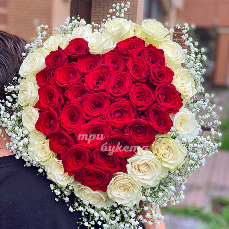 Сердце из белой и красной розы (на плече)