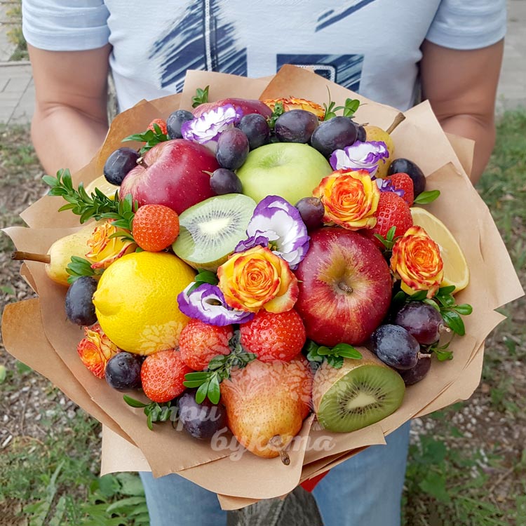 Букет из фруктов и клубники