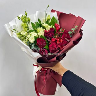 Красно-белый букет цветов Красно-белый букет цветов