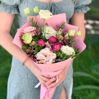 Букет из эустом и кустовой розы