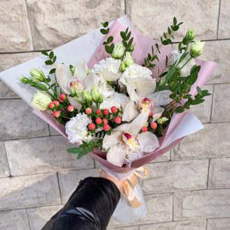 Букет эустом, орхидей и гиперикума