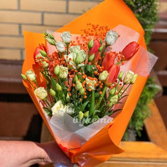 Букет эустом, тюльпанов и гипсофилы