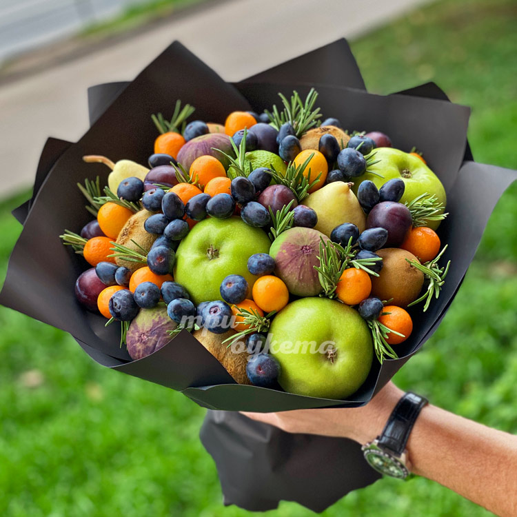 Букет из яблок, винограда и инжира (крупный план)