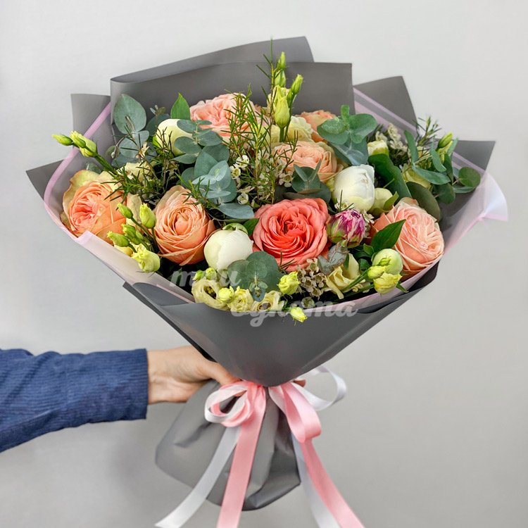 Букет пионов и персиковых пионовидных роз
