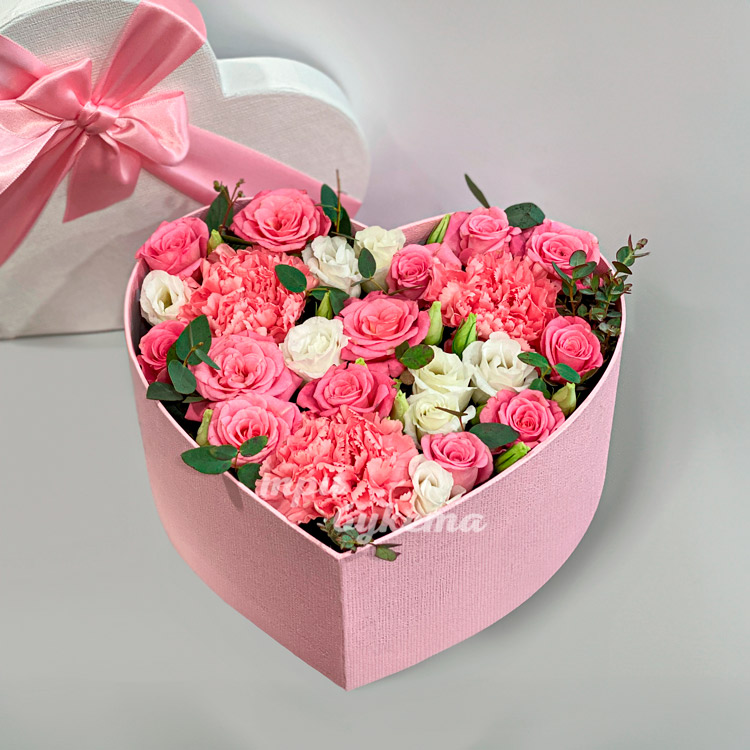 Коробка сердце с гвоздиками и розами