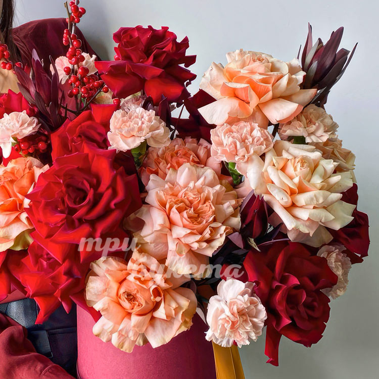 Коробка красных и персиковых французских роз (крупный план)